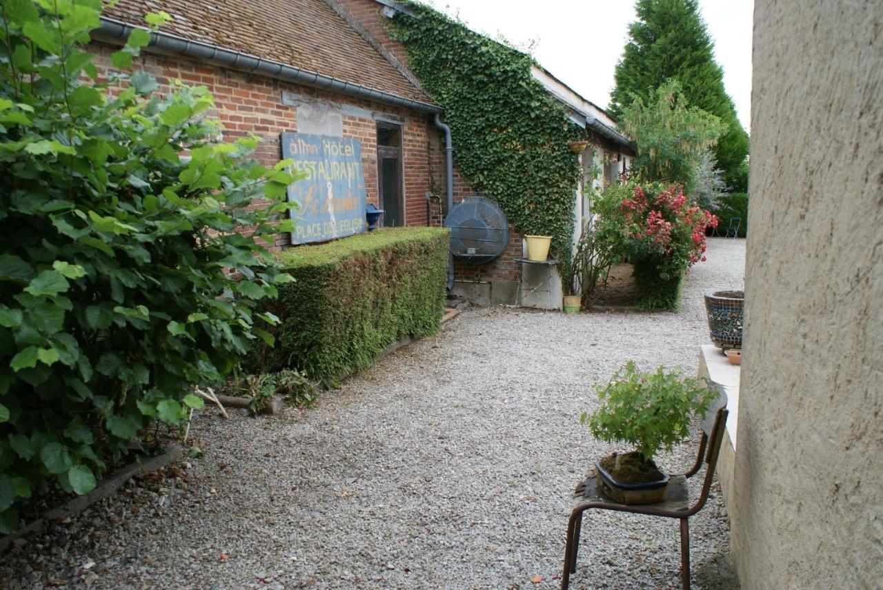 Hôtel le Dauphin Moulins-la-Marche Exterior foto